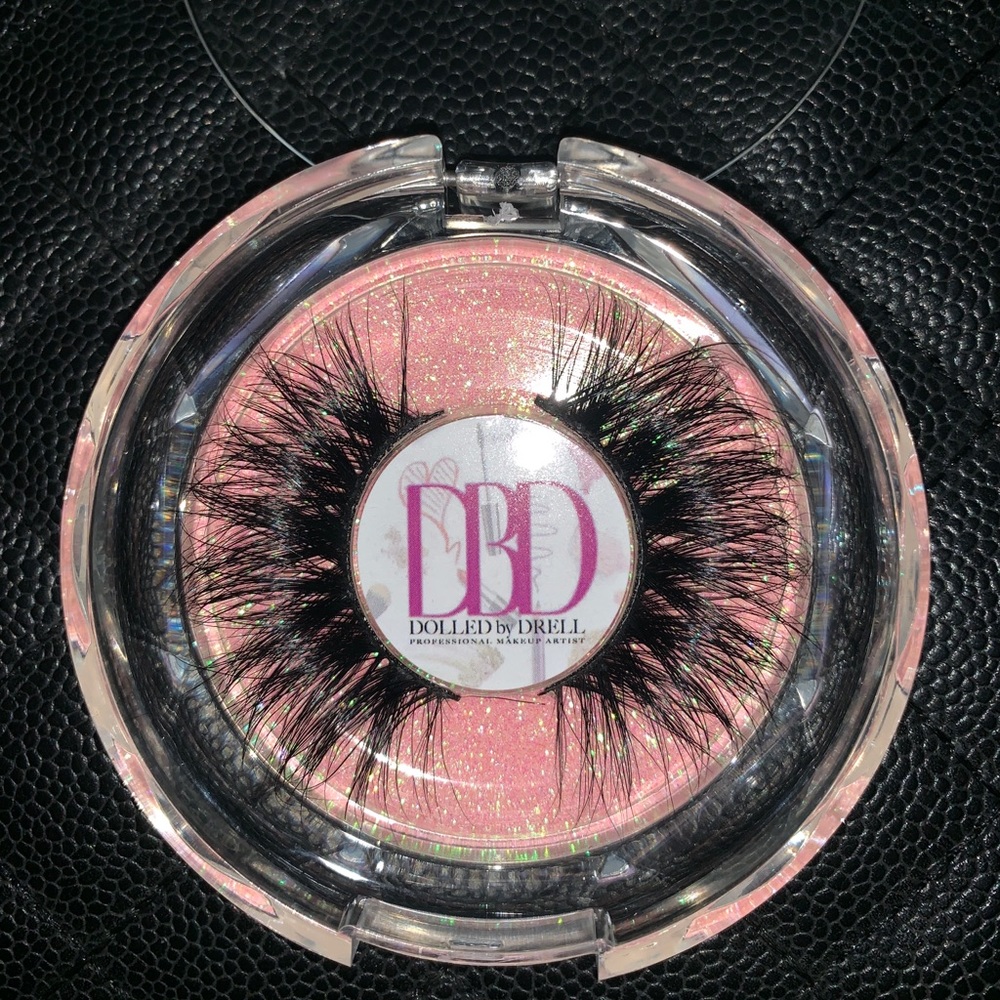 DolledByDrell Lashes in style MAKEDA